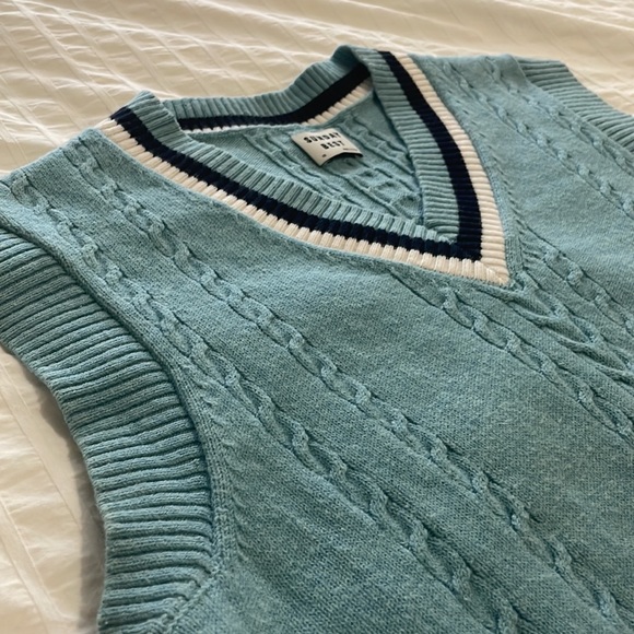 Aritzia Sunday Best Winston Cropped Sweater Vest - Picture 4 of 4